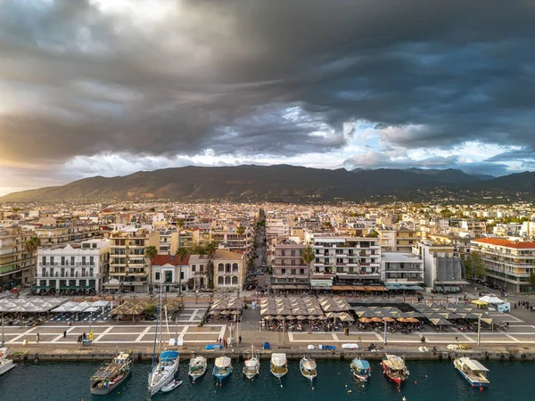 Yunanistan 'ın Messenia kentindeki Kalamata limanı üzerinde ikonik gün batımı manzarası.