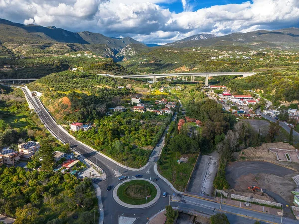 カラマタ市北部の道路の交差点 ギリシャのメッシニア州のストゥパエリアにカラマタ市の周りの新しい高速道路バイパス — ストック写真