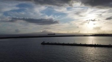 Yunanistan 'ın Kalamata kıyı kenti üzerinde ikonik hava günbatımı manzarası