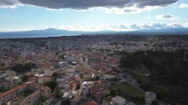 Yunanistan 'ın Kalamata kıyı kenti üzerinde ikonik hava günbatımı manzarası