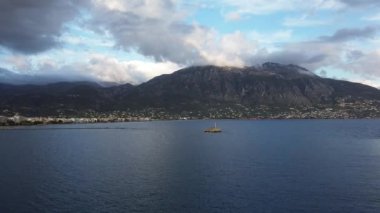 Yunanistan 'ın Kalamata kıyı kenti üzerinde ikonik hava günbatımı manzarası