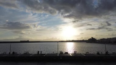 Yunanistan 'ın Kalamata kıyı kenti üzerinde ikonik hava günbatımı manzarası