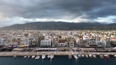 Yunanistan 'ın Kalamata kıyı kenti üzerinde ikonik hava günbatımı manzarası