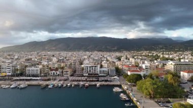 Yunanistan 'ın Kalamata kıyı kenti üzerinde ikonik hava günbatımı manzarası