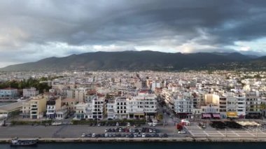 Yunanistan 'ın Kalamata kıyı kenti üzerinde ikonik hava günbatımı manzarası