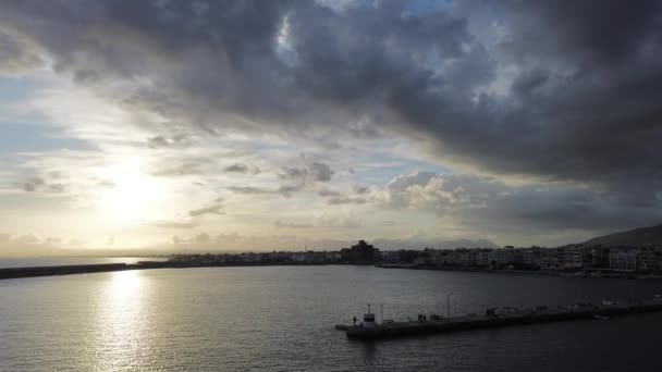 希腊卡拉马塔海滨城市上空的空中标志性日落景观 — 图库视频影像