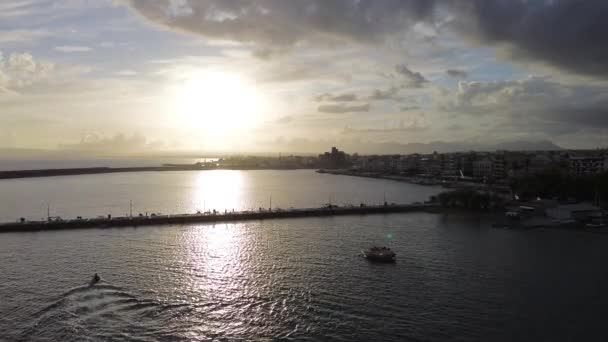 希腊卡拉马塔海滨城市上空的空中标志性日落景观 — 图库视频影像