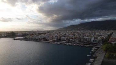 Yunanistan 'ın Kalamata kıyı kenti üzerinde ikonik hava günbatımı manzarası