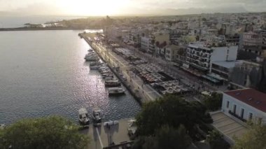 Yunanistan 'ın Kalamata kıyı kenti üzerinde ikonik hava günbatımı manzarası