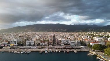 Yunanistan 'ın Kalamata kıyı kenti üzerinde ikonik hava günbatımı manzarası