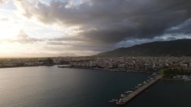 Yunanistan 'ın Kalamata kıyı kenti üzerinde ikonik hava günbatımı manzarası