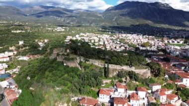 Kalamata deniz kenti Yunanistan 'ın Kalamata Şatosu' nun eski tarihi merkezi üzerindeki hava manzarası.