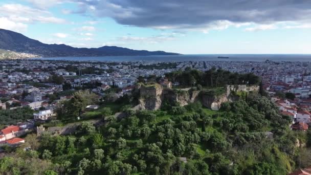 カラマタ城によるギリシャ カラマタの旧市街の空中風景 — ストック動画