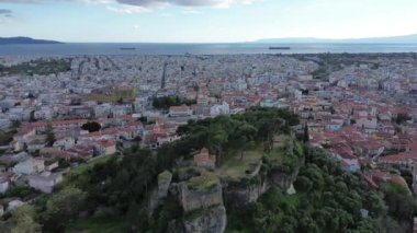 Kalamata deniz kenti Yunanistan 'ın Kalamata Şatosu' nun eski tarihi merkezi üzerindeki hava manzarası.