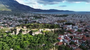 Kalamata deniz kenti Yunanistan 'ın Kalamata Şatosu' nun eski tarihi merkezi üzerindeki hava manzarası.