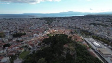 Kalamata deniz kenti Yunanistan 'ın Kalamata Şatosu' nun eski tarihi merkezi üzerindeki hava manzarası.