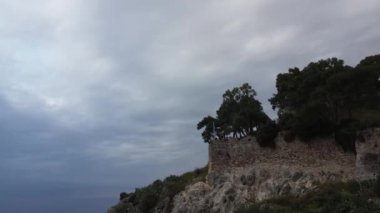 Günbatımında Kyparissia sahil kasabasının tarihi şatosunun hava manzarası. Messenia, Moreloponnese, Yunanistan ve Avrupa 'da yer almaktadır..
