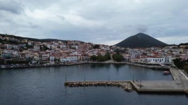 Yunanistan 'ın Mora kentindeki Messenia' nın batısındaki güzel sahil kenti Pylos 'un hava manzarası