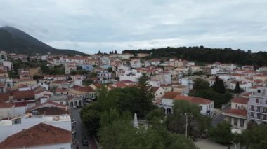 Yunanistan 'ın Mora kentindeki Messenia' nın batısındaki güzel sahil kenti Pylos 'un hava manzarası