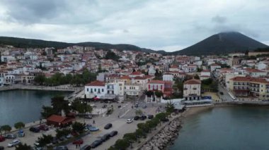 Yunanistan 'ın Mora kentindeki Messenia' nın batısındaki güzel sahil kenti Pylos 'un hava manzarası