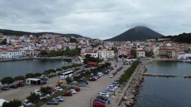 Yunanistan 'ın Mora kentindeki Messenia' nın batısındaki güzel sahil kenti Pylos 'un hava manzarası