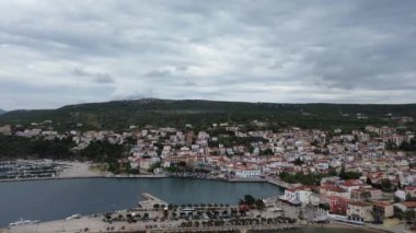 Yunanistan 'ın Mora kentindeki Messenia' nın batısındaki güzel sahil kenti Pylos 'un hava manzarası
