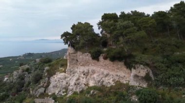 Günbatımında Kyparissia sahil kasabasının tarihi şatosunun hava manzarası. Messenia, Moreloponnese, Yunanistan ve Avrupa 'da yer almaktadır..