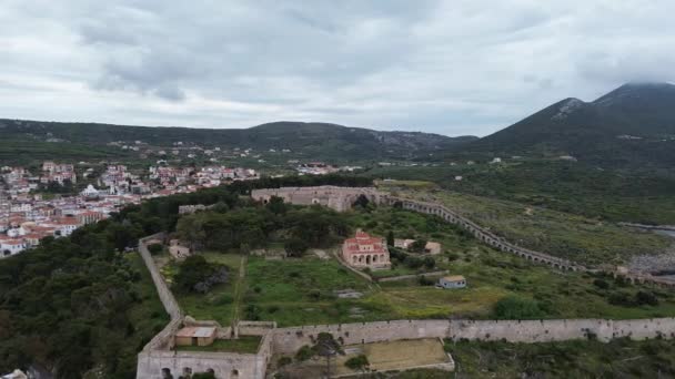 Vista Castelo Histórico Novo Navarino Niokastro Localizado Perto Entrada Porto — Vídeo de Stock