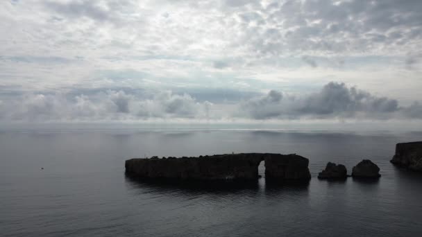 歴史的な岩の石灰岩の息をのむような空中日没ビューSphateriaの南にあるTsichli Baba島ナヴァリーノの戦いでフランスの落下船員への建立された記念碑 — ストック動画