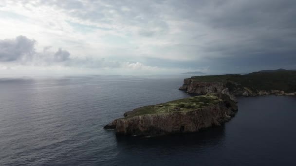 Vista Aérea Deslumbrante Pôr Sol Calcário Rochoso Histórico Ilha Tsichli — Vídeo de Stock