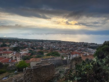 Günbatımında Kyparissia sahil kasabasının tarihi şatosunun güzel günbatımı manzarası. Messenia, Moreloponnese, Yunanistan ve Avrupa 'da yer almaktadır..