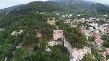 Günbatımında Kyparissia sahil kasabasının tarihi şatosunun hava manzarası. Messenia, Moreloponnese, Yunanistan ve Avrupa 'da yer almaktadır..