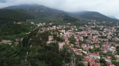 Günbatımında Kyparissia sahil kasabasının tarihi şatosunun hava manzarası. Messenia, Moreloponnese, Yunanistan ve Avrupa 'da yer almaktadır..