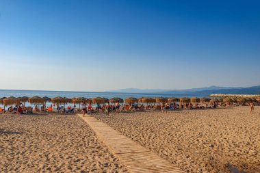 İyon Denizi 'ne doğru Kyparissia' nın Idyllic plajı. Kyparissia Messenia, Moreloponnese, Yunanistan 'da bulunan canlı bir kıyı kentidir..