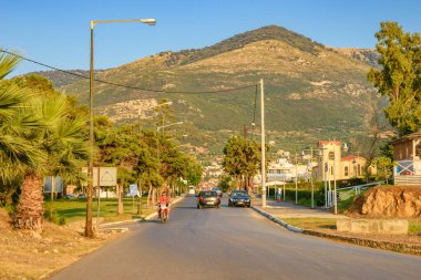 Resimli sahil kasabası Kyparissia 'nın sokakları. Kuzeybatı Messenia, Trifylia, Moreloponnese, Yunanistan 'da bulunur..