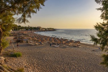 İyon Denizi 'ne doğru Kyparissia' nın Idyllic plajı. Kyparissia Messenia, Moreloponnese, Yunanistan 'da bulunan canlı bir kıyı kentidir..