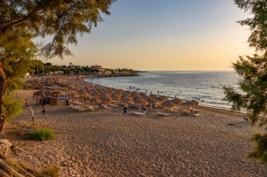İyon Denizi 'ne doğru Kyparissia' nın Idyllic plajı. Kyparissia Messenia, Moreloponnese, Yunanistan 'da bulunan canlı bir kıyı kentidir..