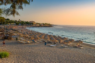 İyon Denizi 'ne doğru Kyparissia' nın Idyllic plajı. Kyparissia Messenia, Moreloponnese, Yunanistan 'da bulunan canlı bir kıyı kentidir..