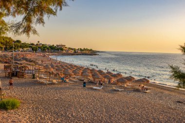 İyon Denizi 'ne doğru Kyparissia' nın Idyllic plajı. Kyparissia Messenia, Moreloponnese, Yunanistan 'da bulunan canlı bir kıyı kentidir..