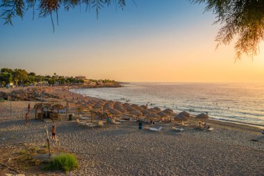 İyon Denizi 'ne doğru Kyparissia' nın Idyllic plajı. Kyparissia Messenia, Moreloponnese, Yunanistan 'da bulunan canlı bir kıyı kentidir..