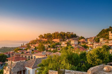 Messenia, Trifylia, Peloponnese, Yunanistan 'ın kuzeybatısında yer alan Kyparissia kıyı kasabası üzerinde gün batımı manzarası.