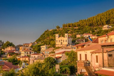 Messenia, Trifylia, Peloponnese, Yunanistan 'ın kuzeybatısında yer alan Kyparissia kıyı kasabası üzerinde gün batımı manzarası.