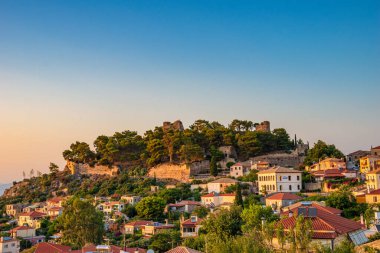 Messenia, Trifylia, Peloponnese, Yunanistan 'ın kuzeybatısında yer alan Kyparissia kıyı kasabası üzerinde gün batımı manzarası.