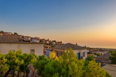 Messenia, Trifylia, Peloponnese, Yunanistan 'ın kuzeybatısında yer alan Kyparissia kıyı kasabası üzerinde gün batımı manzarası.
