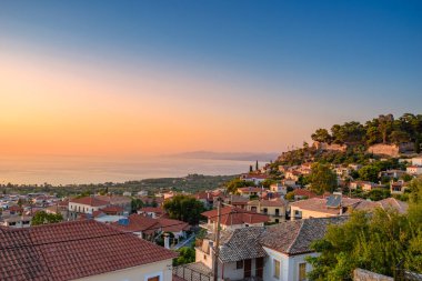 Messenia, Trifylia, Peloponnese, Yunanistan 'ın kuzeybatısında yer alan Kyparissia kıyı kasabası üzerinde gün batımı manzarası.