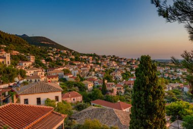 Günbatımında Kyparissia sahil kasabasının tarihi şatosunun güzel günbatımı manzarası. Messenia, Moreloponnese, Yunanistan ve Avrupa 'da yer almaktadır..