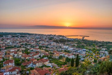 Günbatımında Kyparissia sahil kasabasının tarihi şatosunun güzel günbatımı manzarası. Messenia, Moreloponnese, Yunanistan ve Avrupa 'da yer almaktadır..