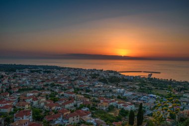 Günbatımında Kyparissia sahil kasabasının tarihi şatosunun güzel günbatımı manzarası. Messenia, Moreloponnese, Yunanistan ve Avrupa 'da yer almaktadır..