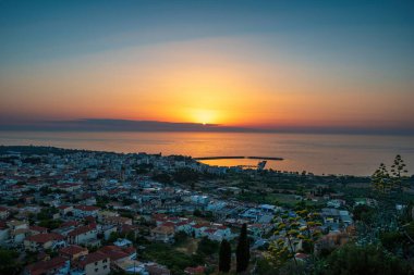 Günbatımında Kyparissia sahil kasabasının tarihi şatosunun güzel günbatımı manzarası. Messenia, Moreloponnese, Yunanistan ve Avrupa 'da yer almaktadır..
