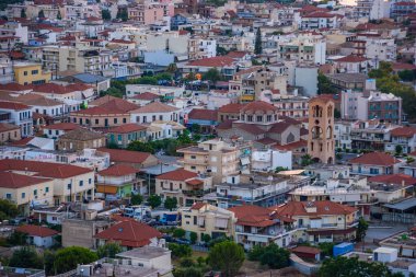 Günbatımında Kyparissia sahil kasabasının tarihi şatosunun güzel günbatımı manzarası. Messenia, Moreloponnese, Yunanistan ve Avrupa 'da yer almaktadır..